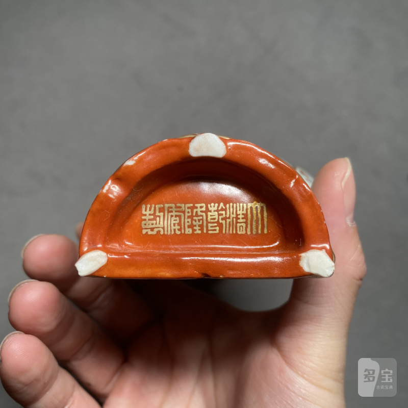 清乾隆 白地洋彩缠枝莲纹开光御题诗文壁瓶 - 图12